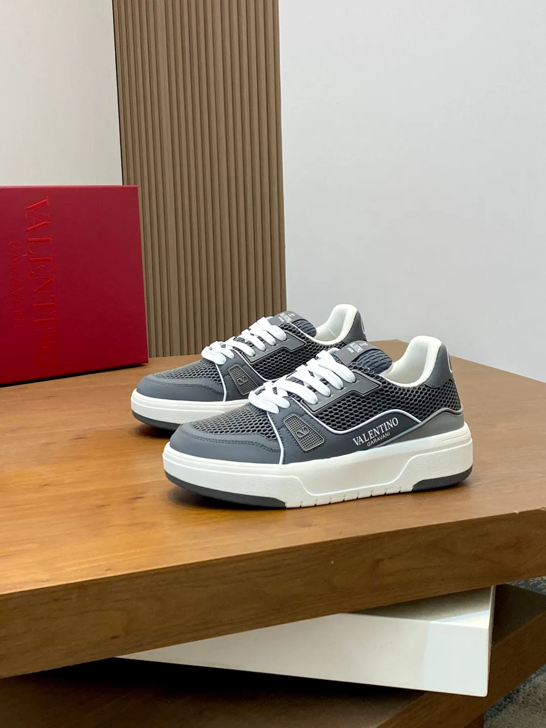 Men's shoes 💰660 Valentino/VALENTINO JOIE DE JOUER couple's low-top sneakers. This sneaker is made of splicing and is decorated with rubber VLOGO SIGNATURE details on the front. The upper is punched and the tongue is decorated with VLOGO SIGNATURE. Logo, with two-color rubber outsole, suede leather fabric lining, logo cowhide insole, fashionable and elegant style, comfortable and breathable for the upper foot, full of personality, and comes with a complete set of original packaging! Code number: 39-44 (38, 45 customized)